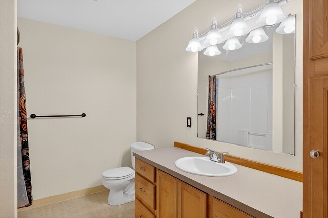 Foto del edificio - Charming Ranch Home with Hardwood Floors, Fireplace & Lush Curb Appeal