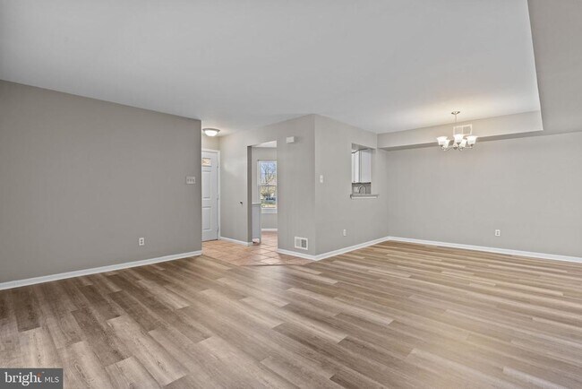 Foto del edificio - 105 Hopkins Ct