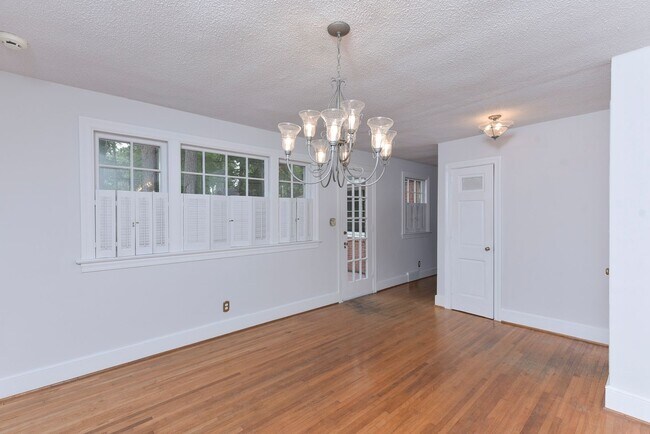 Foto del edificio - Charming 3 Bedroom, 2 Bath All-Brick Bungalow with Garage!