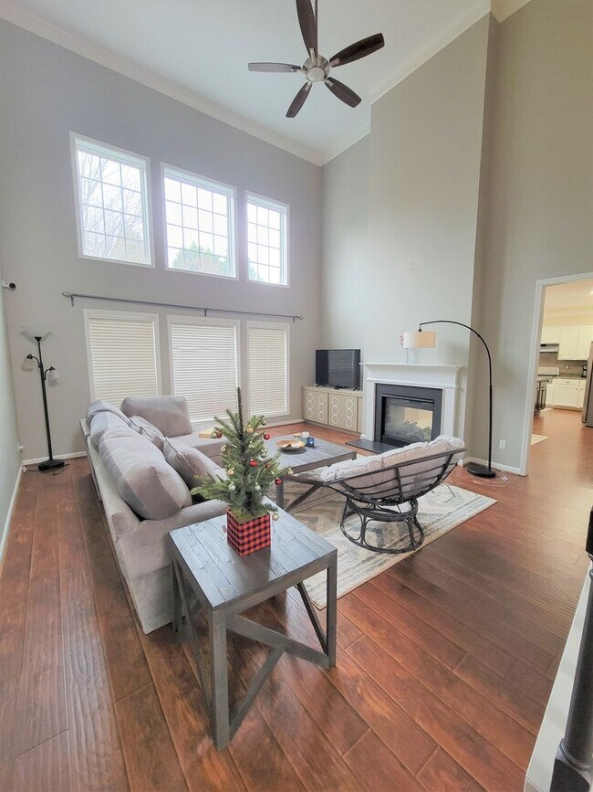 Building Photo - Stunning Willoughby Park Home