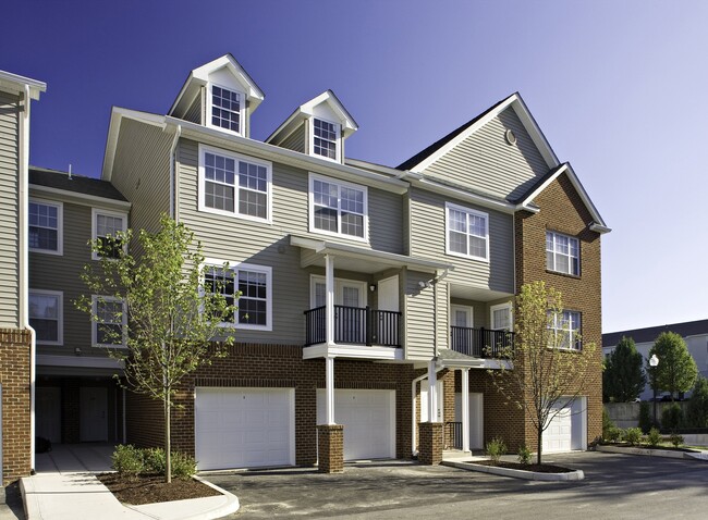 Building Photo - Huntington Townhomes