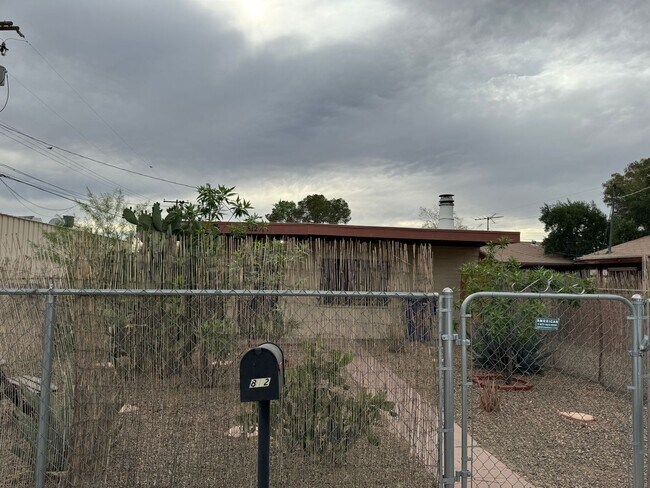 Building Photo - Welcome to 812 S Plumer in Tucson, AZ! Thi...