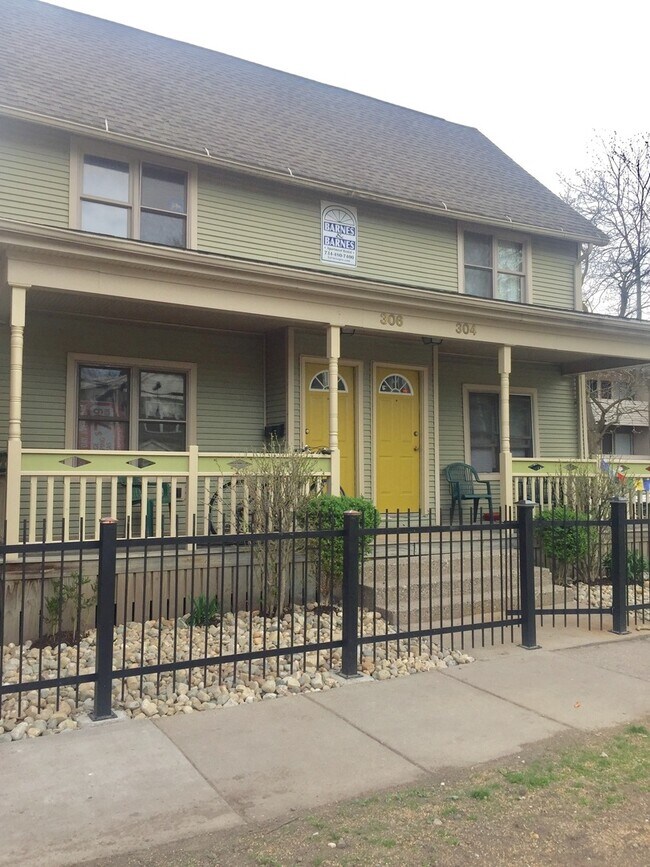 Building Photo - 304 Perrin St