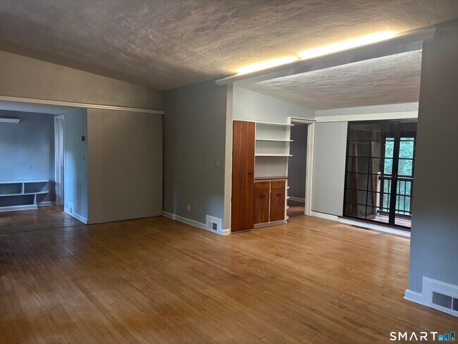 Foto del edificio - 136 Forest Rd