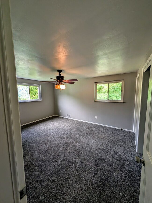 Foto del edificio - MODERN 4 BEDROOM HOME IN SOUTH PARK!