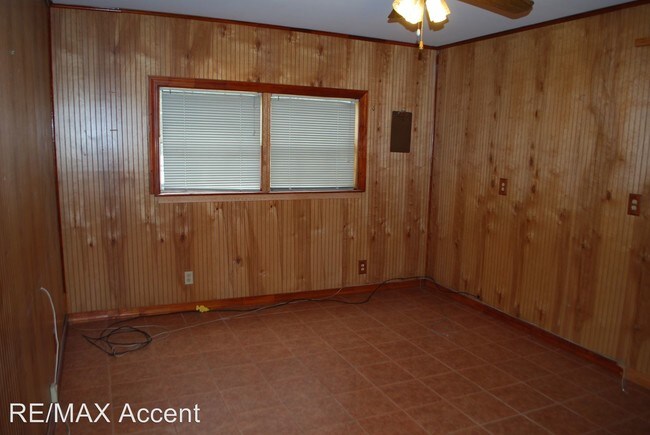 Building Photo - 231 Holiday Dr