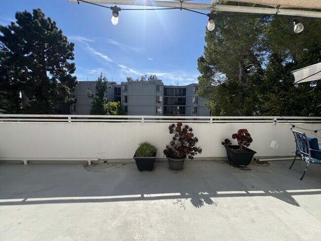 Foto del edificio - 650 Kelton Ave