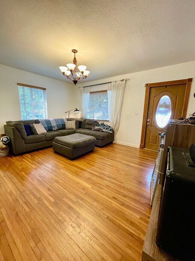 SALA DE ESTAR - 5840 SW 5th St