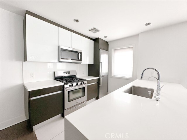 Foto del edificio - 7857 W Manchester Ave