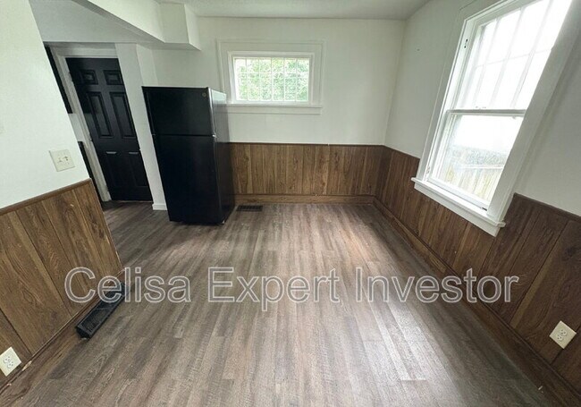 Foto del edificio - 2121 Riedmiller Ave