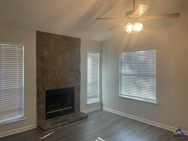 Foto del edificio - 337 Somerset Dr