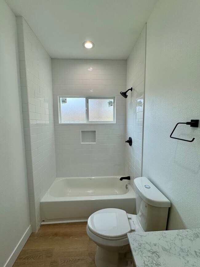 Foto del edificio - Large New Construction 1 bed 1 Bath Apartment for Rent In Long Beach!