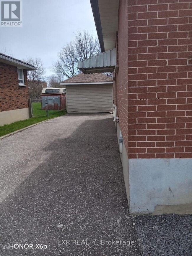Building Photo - 631 Crerar Ave