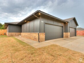 Building Photo - 10912 Oak Hollow Dr