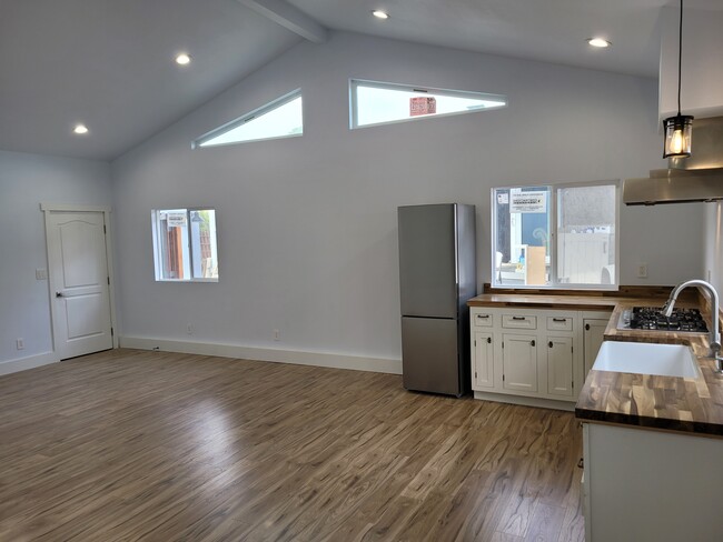 high ceiling in livingroom - 6810 W 85th Pl