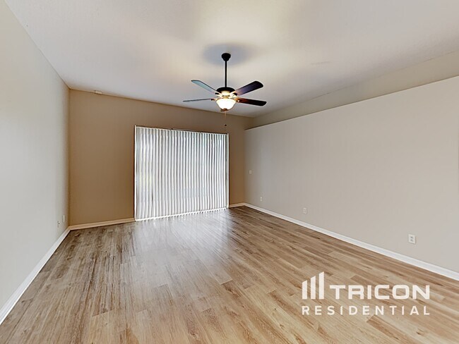 Building Photo - 433 Country Vineyard Drive Valrico FL