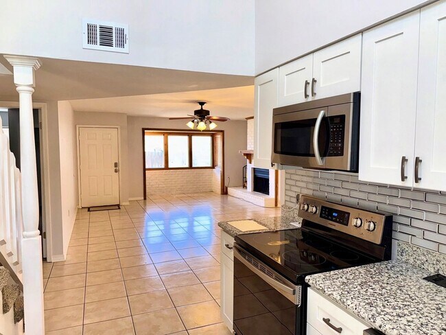 Foto del edificio - Available Now!