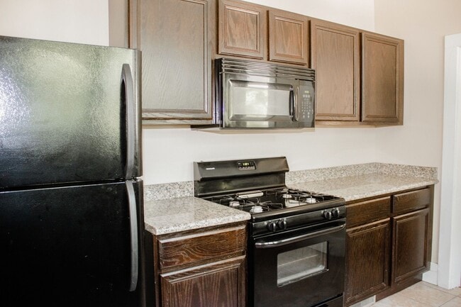 Building Photo - 4 Bedroom, 2 Bath on Campus