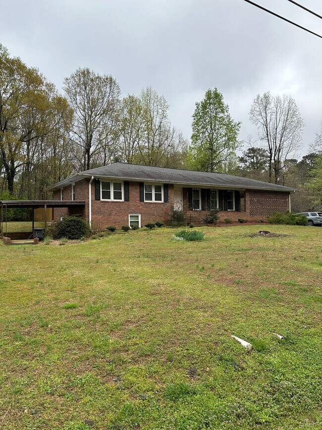 Building Photo - East-side 3 bedroom, 2 bathroom home with ...