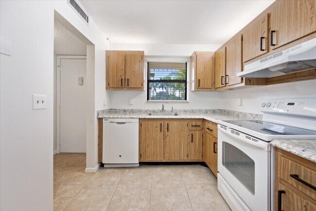 Building Photo - 4760 Lucerne Lakes Blvd W