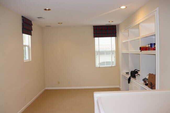 Foto del edificio - Communication Hill 4 bed 2.5 bath Single Family Home