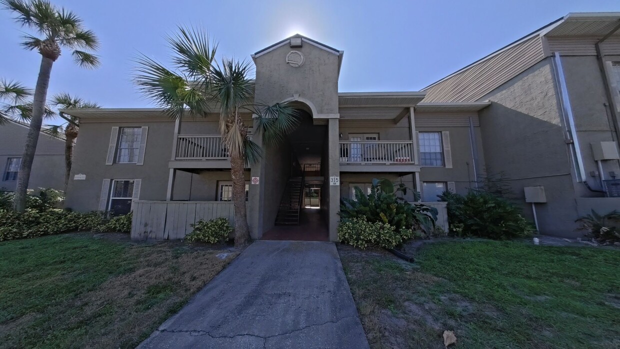 Foto principal - Spacious 2-Bed, 2-Bath Ground-Floor Condo ...