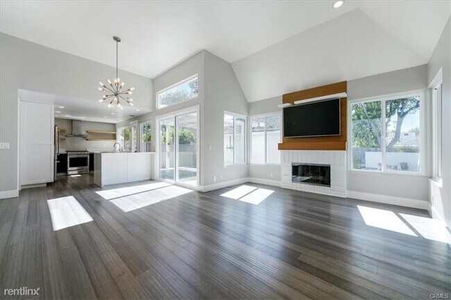 Building Photo - 3 br, 2 bath Condo - 100 E Yale Loop