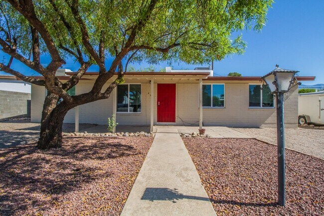 Front - 634 W El Caminito Pl