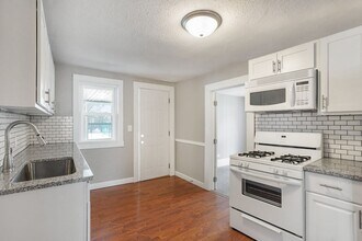 Building Photo - 720 Kellogg St SE