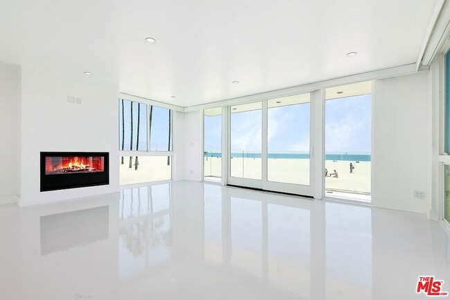 Foto del edificio - 2419 Ocean Front Walk