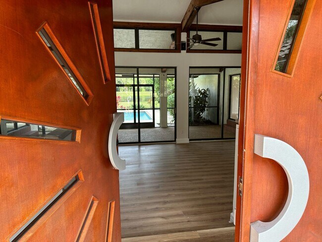 Foto del edificio - 7243 Encina Ln