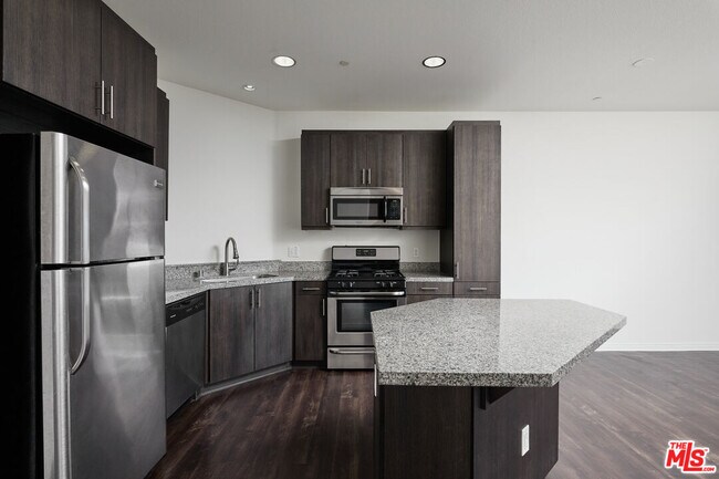 Building Photo - 1408 W Washington Blvd