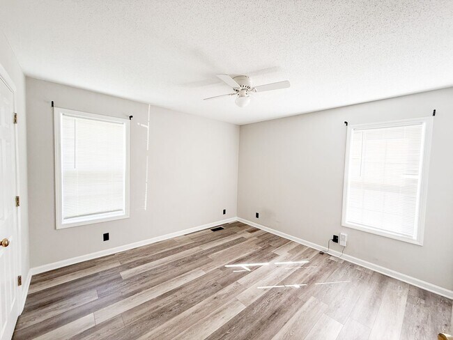 Building Photo - 3 Bedroom 2 Bathroom Home!