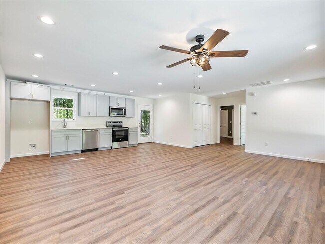 Foto del edificio - 8079 Beachwood Dr