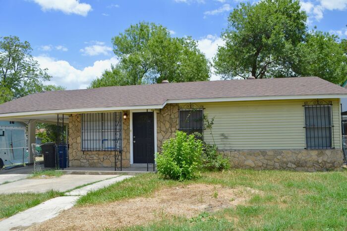 Foto principal - Charming 3 bed 2 bath right off Commerce a...