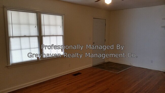 Building Photo - 4914 Sarasota Dr