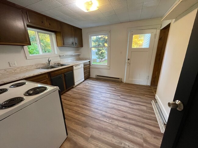 puerta trasera de la cocina - 15210 42nd Ave S