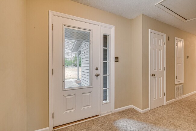 Foto del edificio - 4410 Goshen Lake Dr S