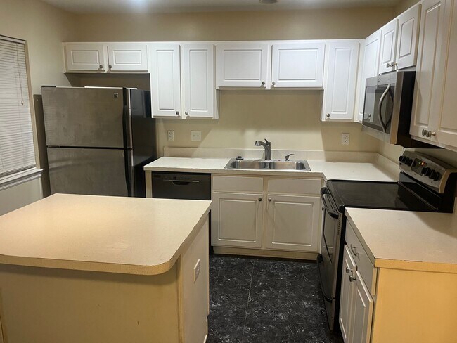 Foto del edificio - Available now. Grat 3BR/2.5 BA Townhome in Oak Bluff!