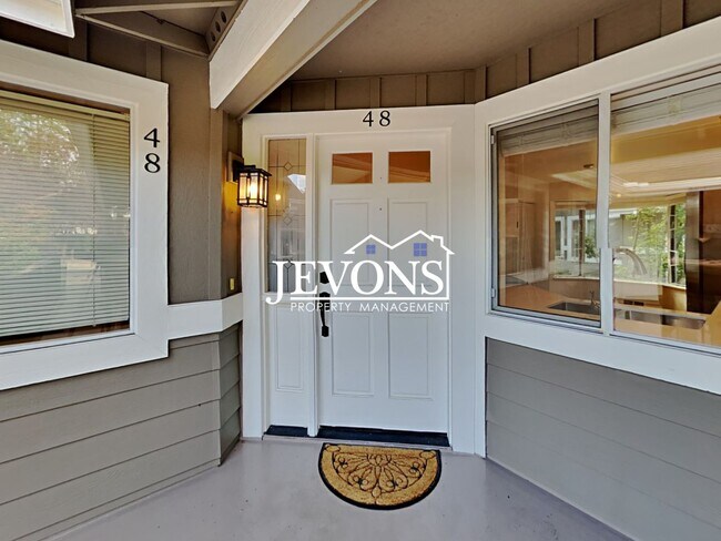 Foto del edificio - Fabulous 2 Bedrooms, 2 Bathroom, Top-Floor Condo in Klahanie