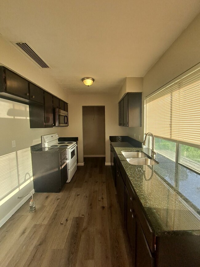 Building Photo - Move In Ready! 3 Bedrooms, 2 Bathrooms, 2 ...