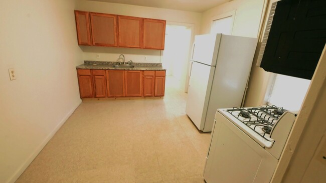 Building Photo - Updated large 2BR 1BA home with driveway p...