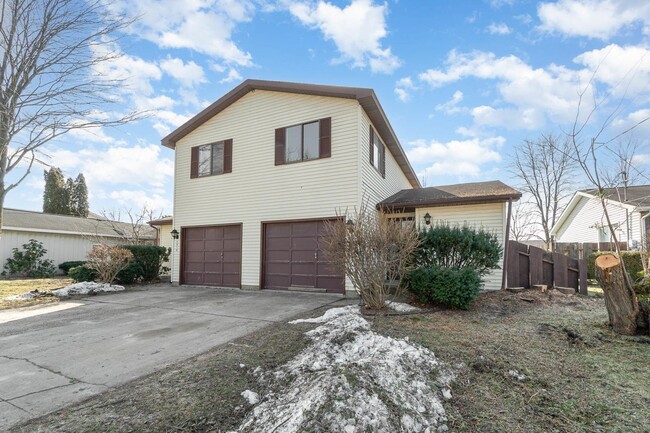 Building Photo - 2 Bedroom Rental Duplex with Attached Garage $1300/month