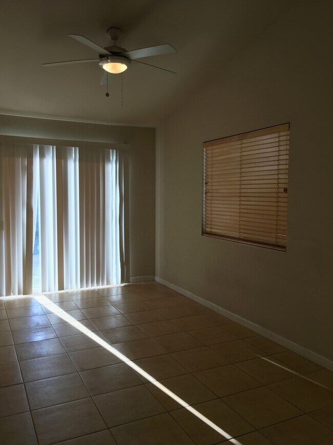 Building Photo - GREAT LOCATION!   4BEDS 2BATHS AND 2GARAGE