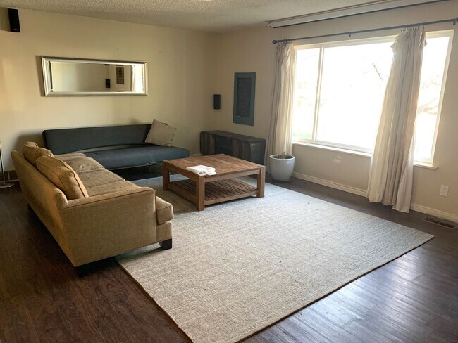 Foto del edificio - Well maintained tree street home with garage