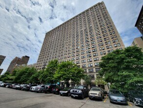 Building Photo - 600 S Dearborn St