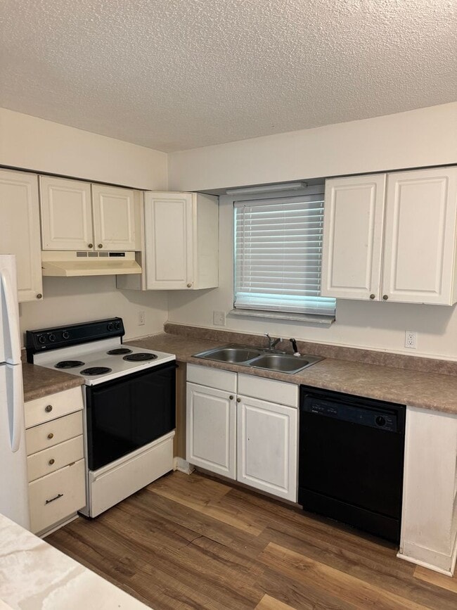 Building Photo - Two Bedroom Unit Available For Rent!
