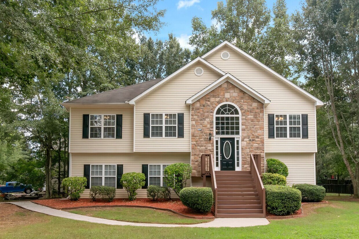 Foto principal - Impressive 4 Bed, 3 Bath Home with Fenced ...