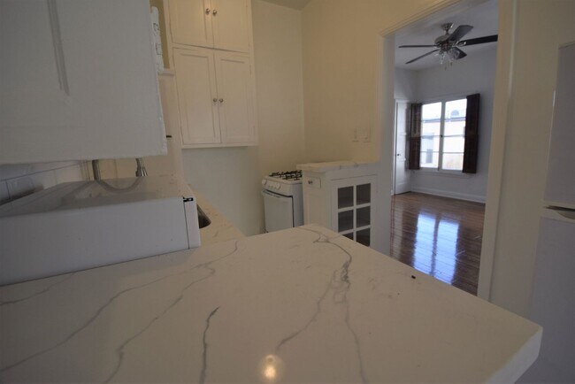 Building Photo - 2064 Argyle Ave