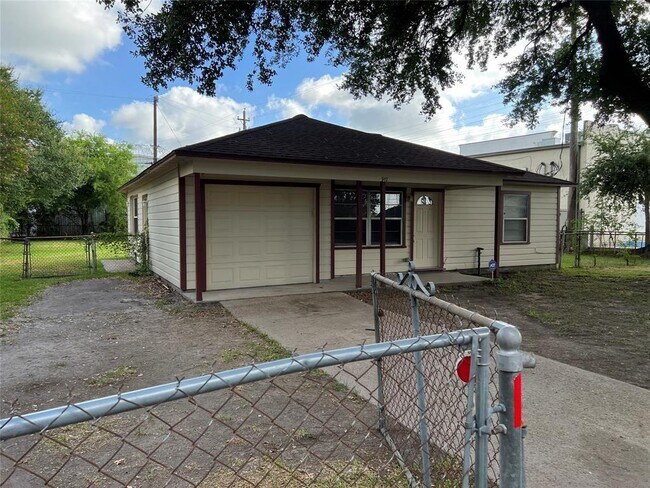 Building Photo - 917 Benbrook Dr